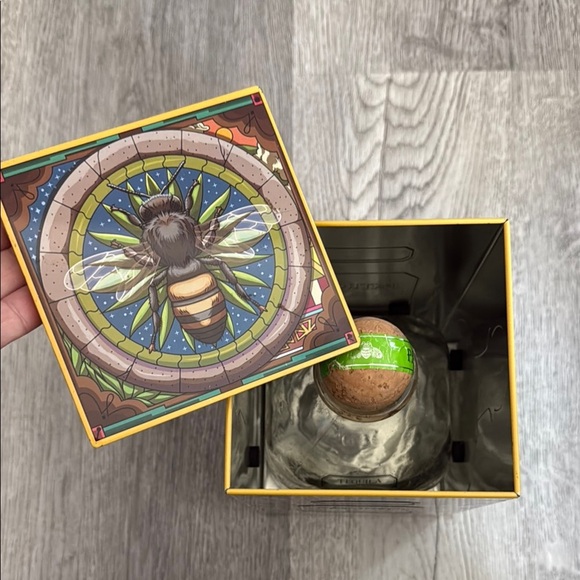 Limited Edition Silver Patrón Tequila Box - Picture 10 of 13